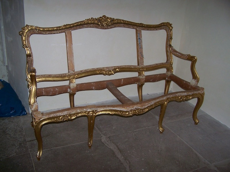 Rokoko-Sofa (Restaurierungsarbeit für das Schloss Ludwigsburg), vorher