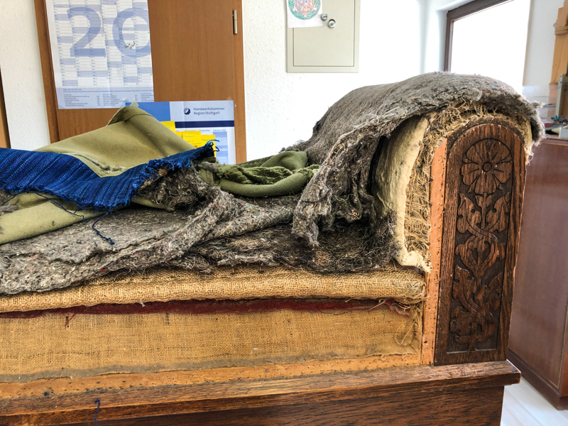 Sofa mit Überbau (spätes 19. Jh), vorher